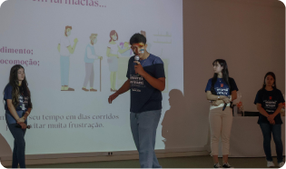 Jovem apresentando um projeto para uma plateia