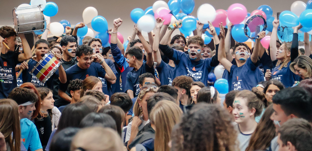 Jovens comemorando com balões no programa Jovem Empreendedor