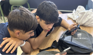 Dois jovens desenvolvendo um projeto em um notebook