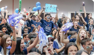 Multidão de jovens comemorando na Olimpíada Jovem Empreendedor